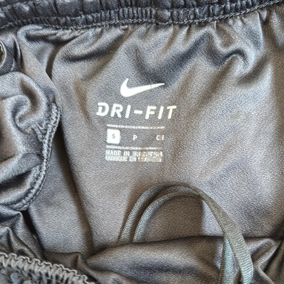 Nike Black and White Athletic Shorts Lightweight Design Size Small - Picture 3 of 5